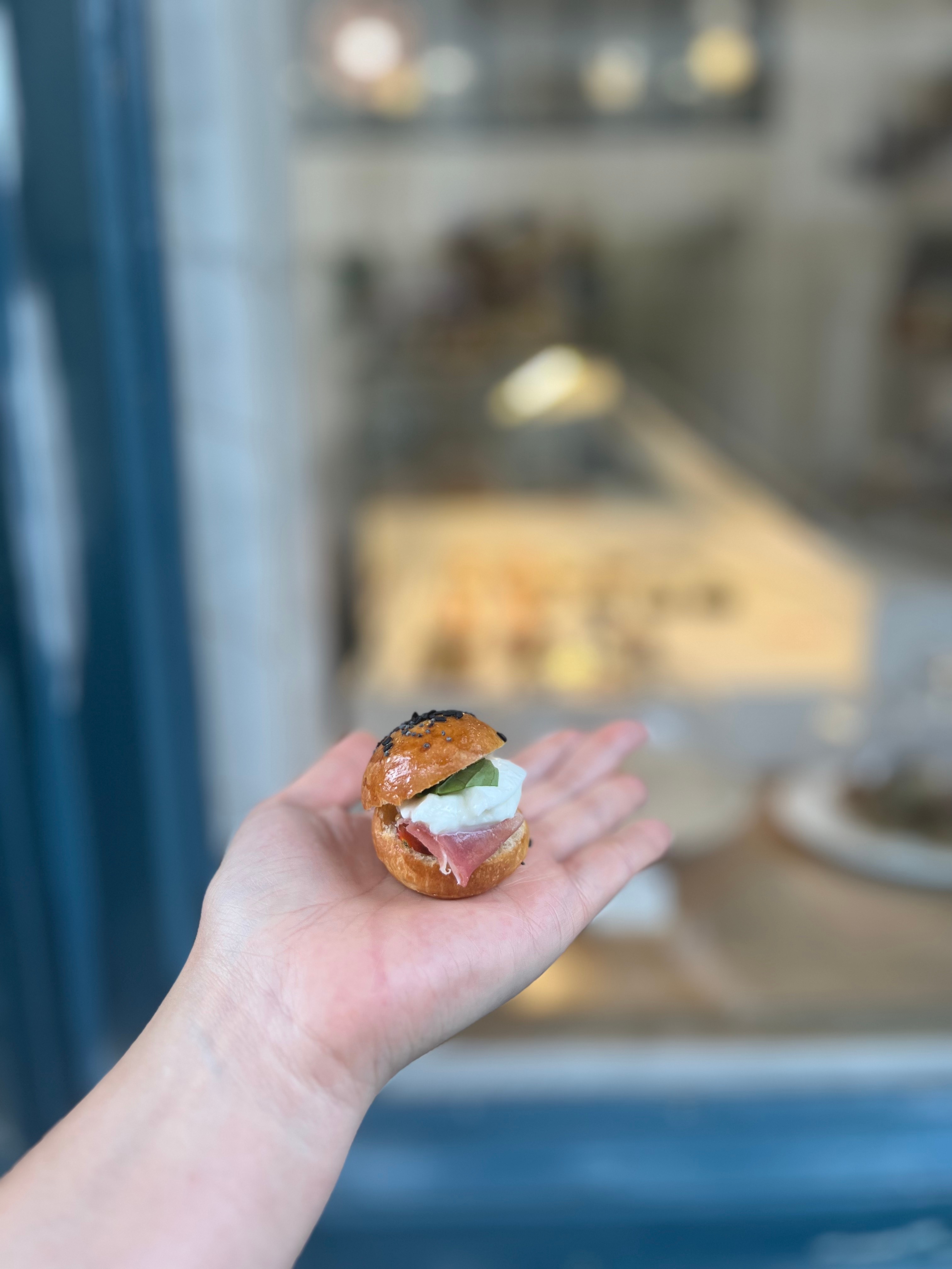 Mignardise dans une main